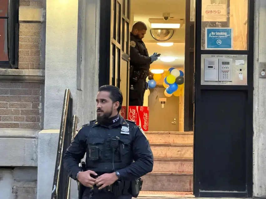 Полиция обнаружила истекающую кровью жертву в квартире на диване. Фото: nypost.com
