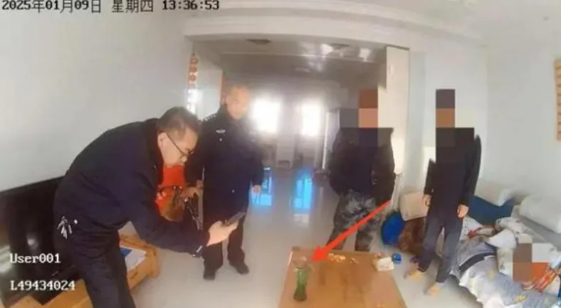 Сын сдал полицейским отца после ссоры из-за домашки. Фото: China News