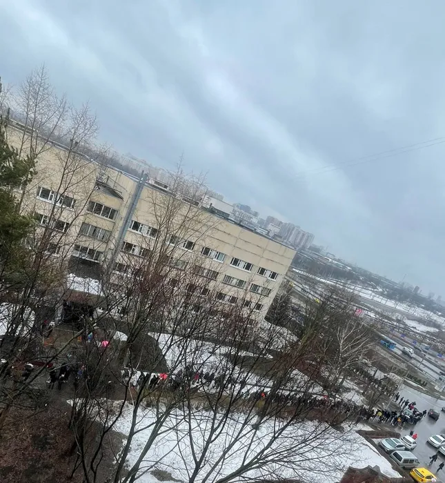 Люди продолжают приходить, чтобы сдать кровь пострадавшим. Фото: газета "Жизнь"