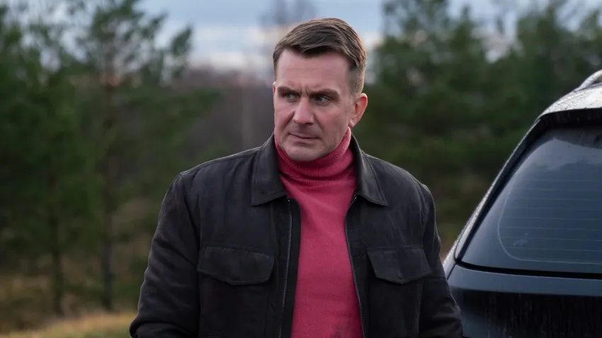 Антон Васильев в роли телеведущего-маньяка. Кадр из сериала «Подслушано в Рыбинске», 2025, реж. Петр Тодоровский