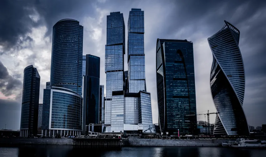 В Москве дожди будут такими же частыми гостями, но температура все же повысится. Фото: freepik.com