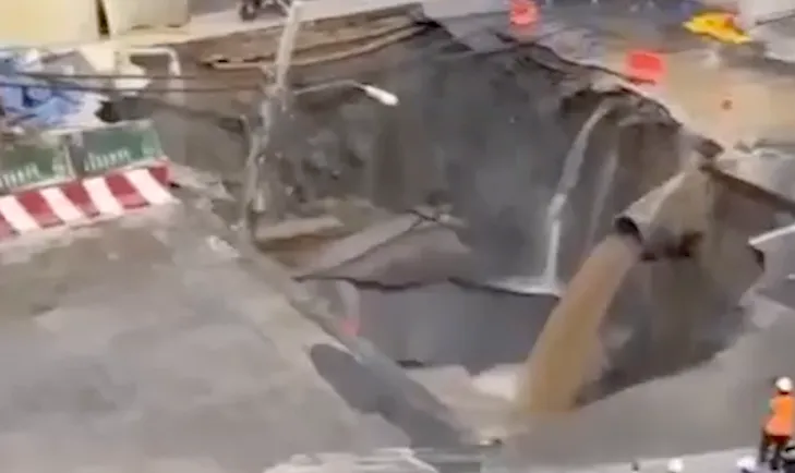 Момент обрушения дороги попал на видео. ВИДЕО: соцсети