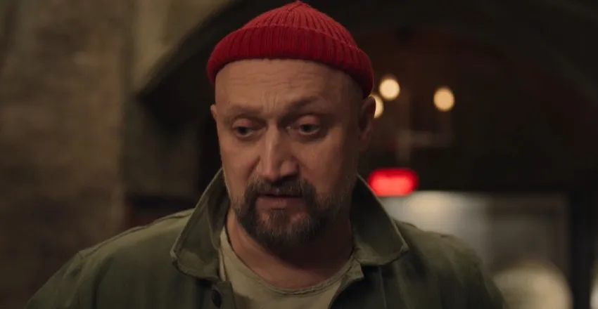 Гоша Куценко порадует добрым юмором. Кадр из сериала "Что делать женщине, если у мужа ее подруги две любовницы", 2024, реж. Алексей Кузмин-Тарасов