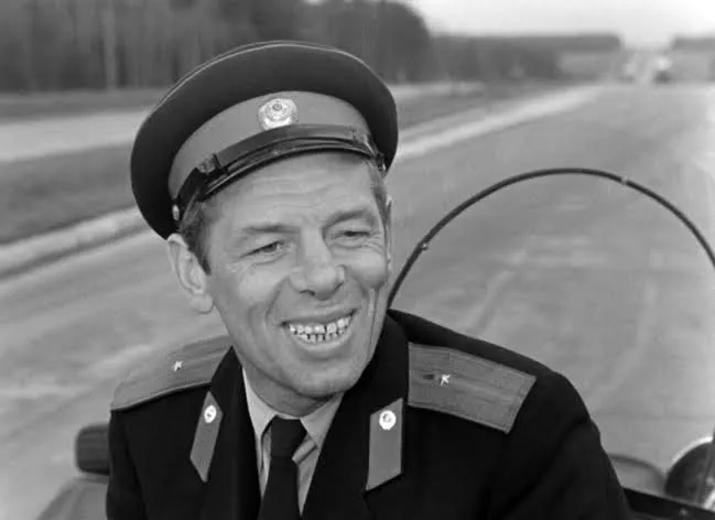 Георгий Жженов в роли жизнерадостного автоинспектора. Кадр из фильма «Берегись автомобиля», 1966, реж. Эльдар Рязанов 
