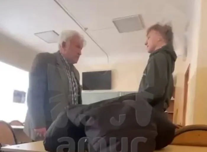 Преподаватель Дальневосточного судостроительного колледжа отчитывает ученика. Фото: @amur_mash
