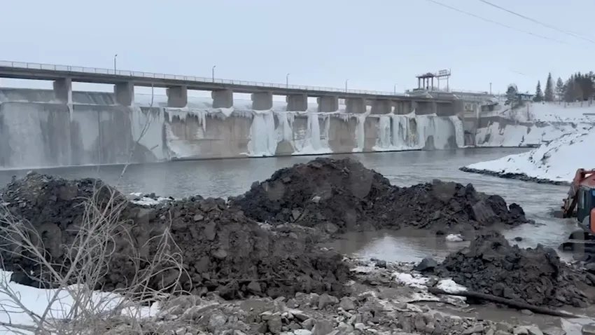 Из-за теплой погоды и декабрьских снегопадов реки вышли из берегов. Фото: @mash