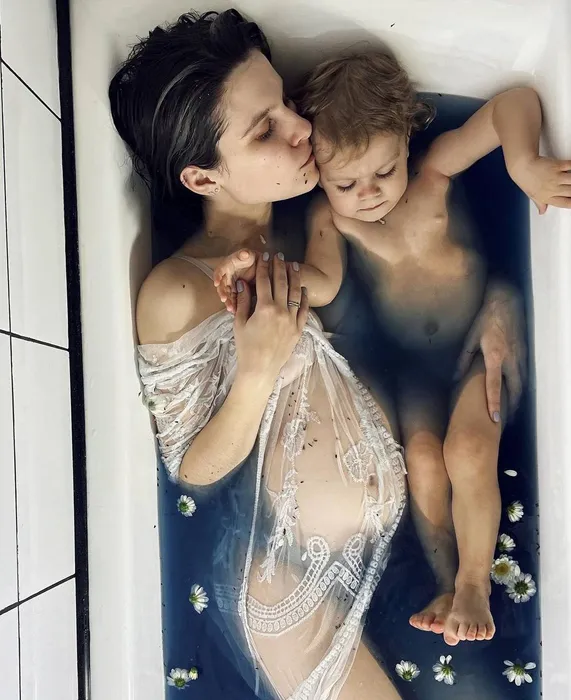 Беременная Евдокия с дочкой Евой. Фото: Instagram (запрещен в РФ) / @_okhlobystina