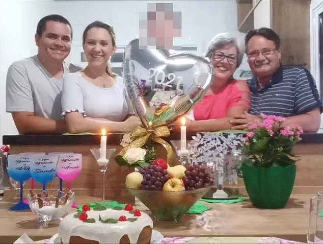 Счастливая бразильская семья четыре года назад. Вторая слева — невестка, которая пыталась отравить семью мужа. Фото: dailymail.co.uk