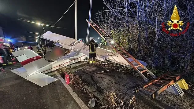 Спасателям пришлось вырезать пострадавших из корпуса самолета. Фото: dailymail.co.uk