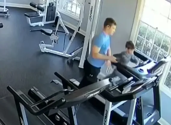 Кадр того самого видео, где отец издевается над сыном. Фото: dailymail.co.uk