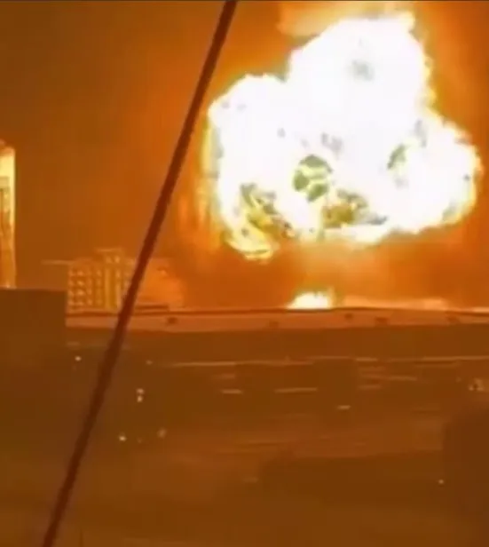 Перевозивший цистерны с газом автомобиль взорвался прямо под окнами жителей. Фото: @t.me/breakingmash