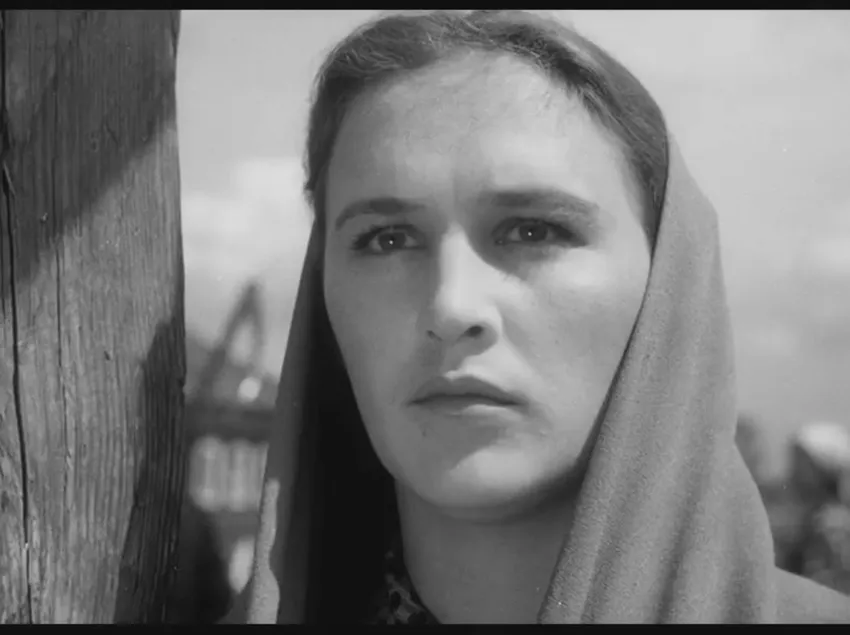 Нонна Мордюкова была очарована молодым актером. Кадр из фильма "Чужая родня", 1955, реж. Михаил Швейцер