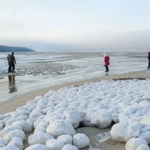 Комки снега, которые ещё не успело накрыть водой. Фото: @superru