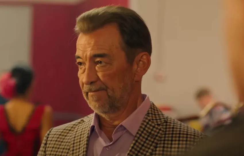 Николай Добрынин сыграл директора цирка. Кадр из сериала "Цирк!", 2024, реж.: Миша Маралес, Артем Ларин
