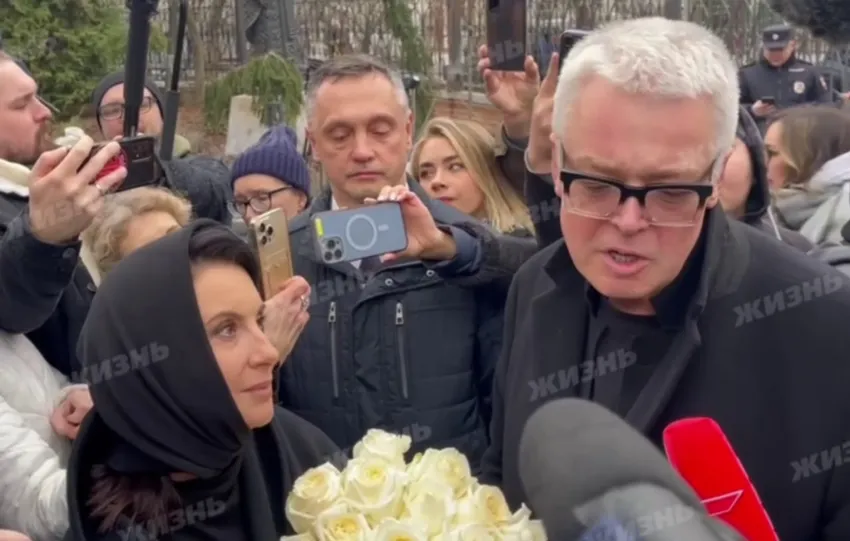 Телеведущая Екатерина Стриженова с супругом Александром Стриженовым пришли попрощаться с легендарной актрисой Ларисой Голубкиной. Фото: «Жизнь»