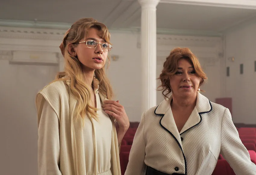 Алена Апина и актриса, сыгравшая ее в сериале "Комбинация". Фото предоставлено пресс-службой Первого канала