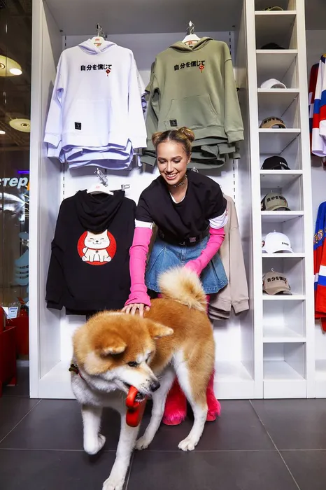 Алина Загитова представила свою первую коллекцию мерча. Фото: t.me/azagitova_official