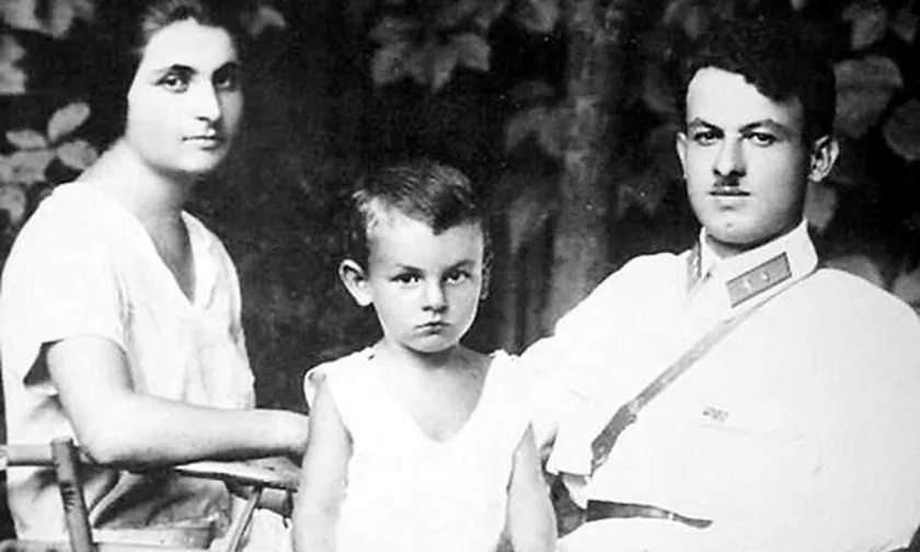 Окуджава с родителями. Фото: личный архив семьи Окуджава