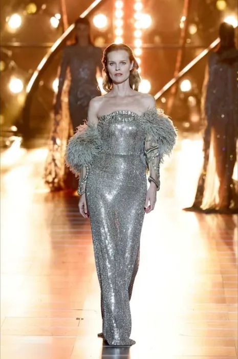 Платье будто соткано из пайеток. Фото: Инстаграм (запрещен в России)/@eliesaabworld