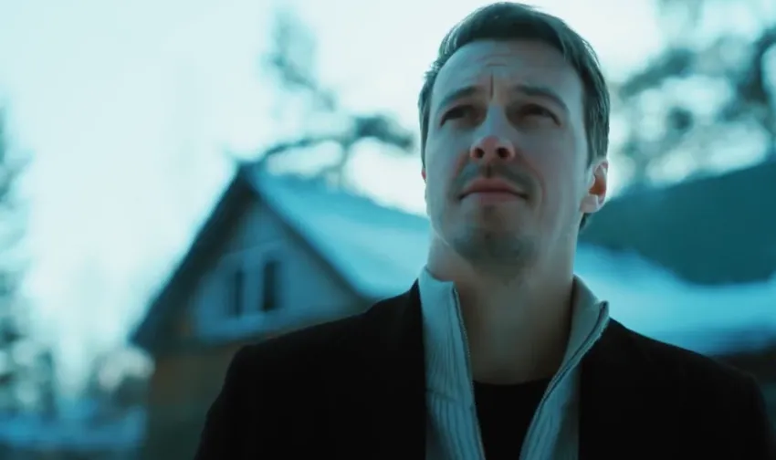 Главную роль в проекте исполнил Денис Васильев. Кадр из сериала «Крестоносцы», 2024, реж. Александр Колесник, сцен. Геннадий Шеин 