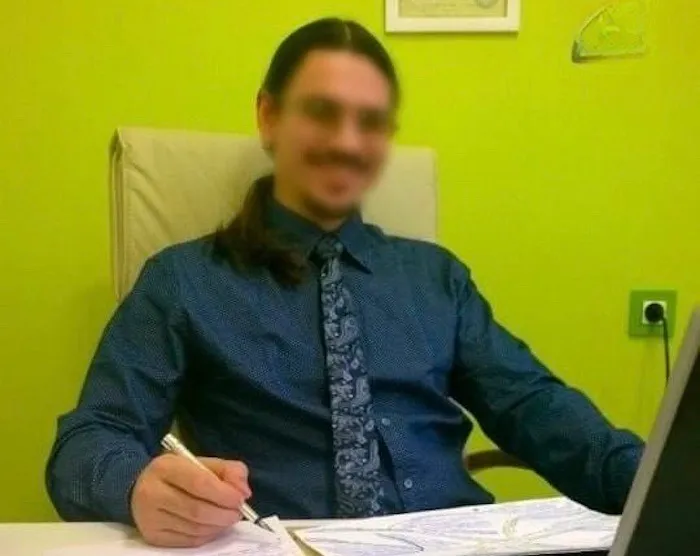 Доцент-химик из Питера хранил дома серную кислоту, которой можно было убить всех в квартире. Фото: @t.me/mashmoyka