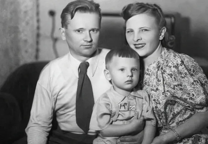 Маленький Юрий Антонов с родителями. Фото: личный архив Юрия Антонова