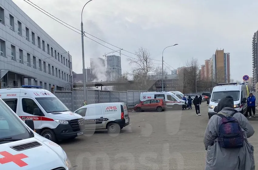 Ситуация возле хостела, в котором произошло массовое отравление. Фото: @mash