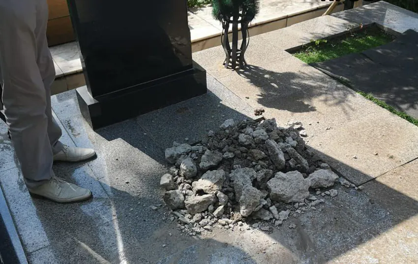 Чтобы достать урну, пришлось разбить могильную плиту. Фото: t.me/kras_mash