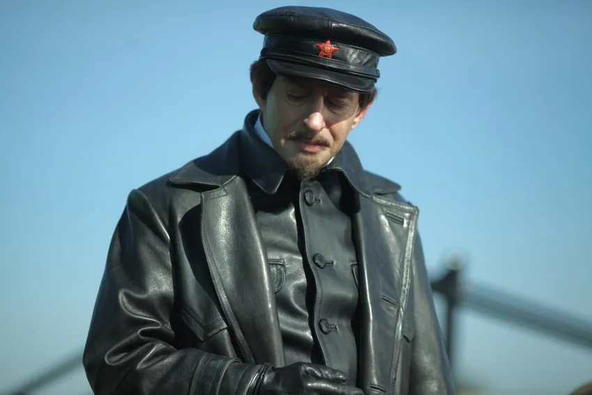 Троцкий преодолел на поезде огромное расстояние. Кадр из сериала "Троцкий", 2017, реж. Александр Котт, Константин Статский