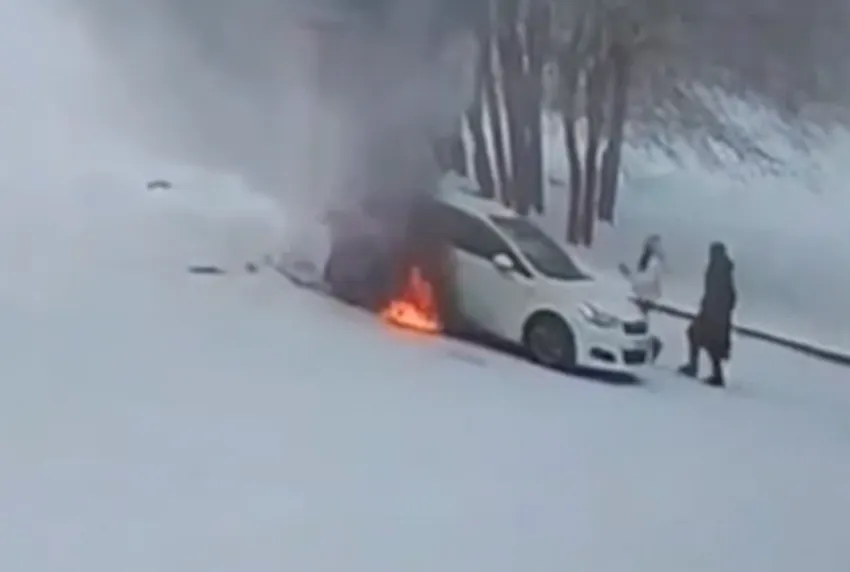 В Иркутске тренер по футболу спас мальчика из загоревшейся машины. Фото: t.me/babr_mash