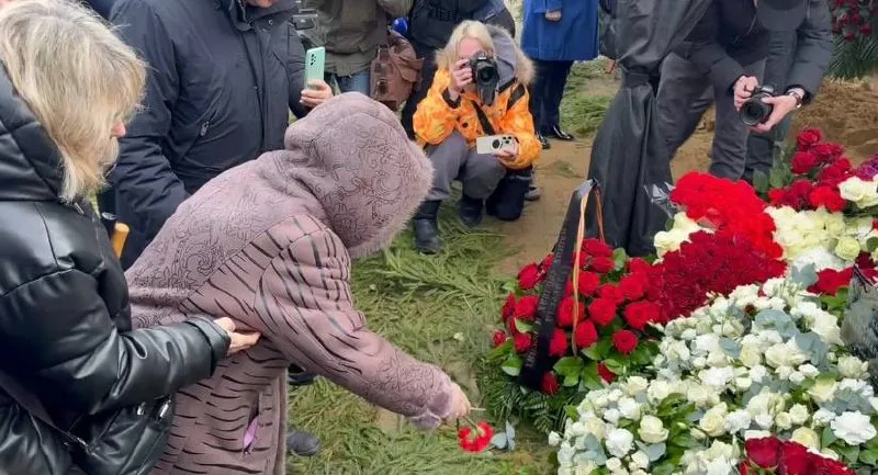 Мать Левкина не сдержала слез, бросив гвоздику на могилу сына. Фото: "Жизнь"