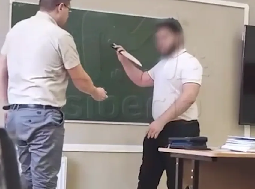 В Томске десятиклассник пытался порезать себя на уроке истории из-за буллинга. Фото: t.me/mash_siberia