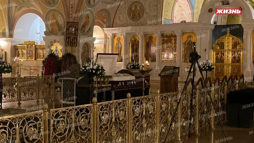 Гроб с Бедросом Киркоровым привезли в храм Христа Спасителя. Фото: «Жизнь»