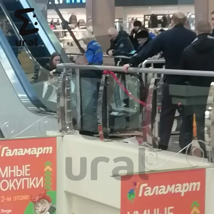 Плачущего от боли ребенка освобождали из плена железного механизма 15 минут. Фото: @t.me/url_mash