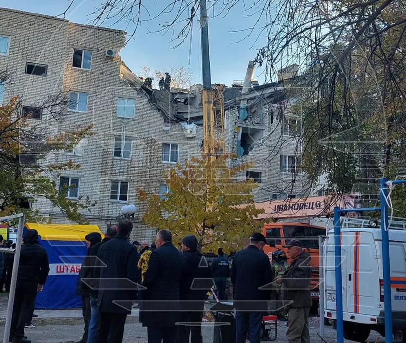 Три человека до сих пор остаются под завалами многоэтажки, где рванул газ. Фото: t.me/shot_shot