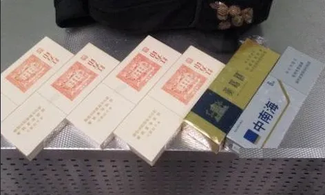В Екатеринбурге на таможне у двух китайцев изъяли 12 блоков импортных сигарет. Фото: t.me/url_mash
