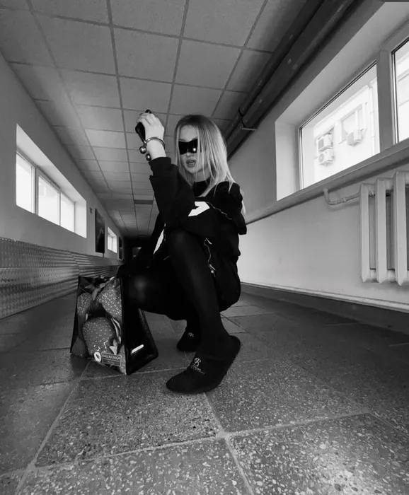 Певица Марго выступала дуэтом с Филиппом Киркоровым и даже устроила фотосессию в мрачных коридорах «Мосфильма». Фото: Instagram (запрещен в РФ) / @mmmargaaret