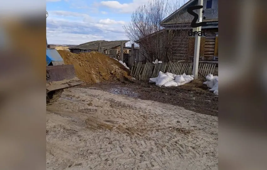 Жители села Пахомова в Тюменской области сами построили дамбу, пытаясь спастись от затопления. Фото: t.me/url_mash