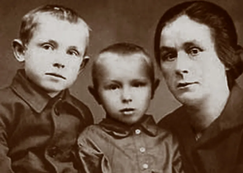 Кеша Смоктунович (слева) с братом Володей и тетей Надей. Фото: ru.wikipedia.org
