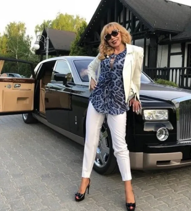 Шикарный автомобиль Распутиной подарил ее супруг. ФОТО: соцсети