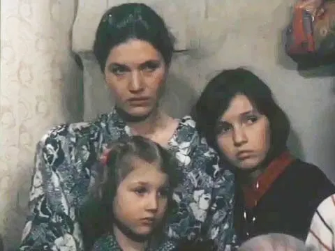 Маленькая Спивак в роли Тани. Кадр из фильма «Пока гром не грянет», 1991, реж. Евгений Васильев