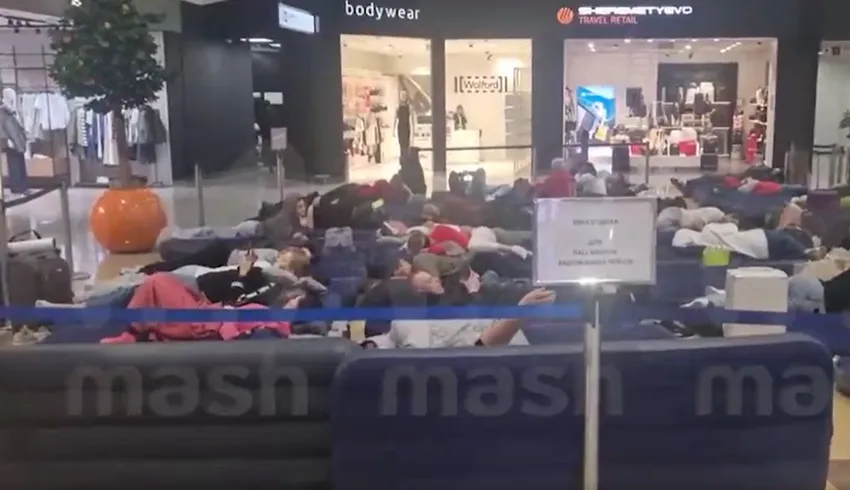 Пассажирам приходится обустраиваться на полу на неопределенное время. ФОТО: @mash