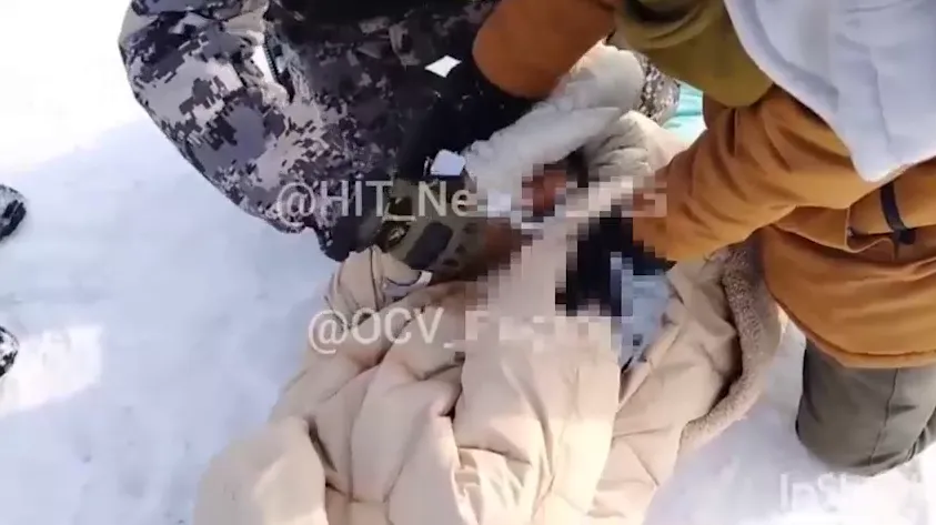 В Новосибирске банда антиквадроберов напала на девочку и сожгла ее маску кошки. Фото: t.me/mash_siberia