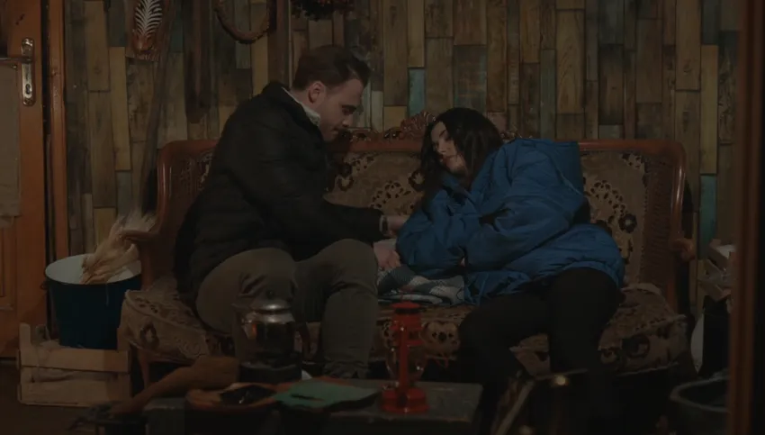 Эда и Серкан в хижине. Кадр из сериала "Постучись в мою дверь", 2020-2021, реж. Ender Mihlar