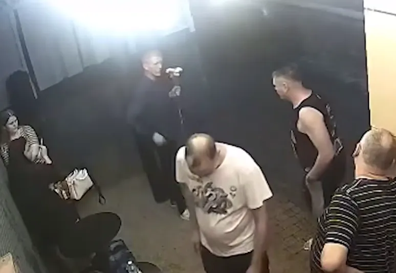 Шок-кадры: под Воронежем мужчину зарезали возле бара на глазах у очевидцев. Фото: t.me/shot_shot