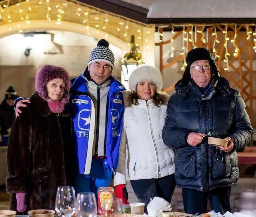 Роман с родителями и женой. Фото: Инстаграм (запрещён в Росcии) / @roman.avdeev67