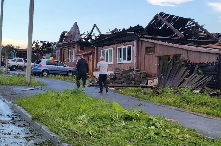 Торнадо в Свердловской области разрушило 100 домов, пострадали 16 человек. Фото: @breakingmash