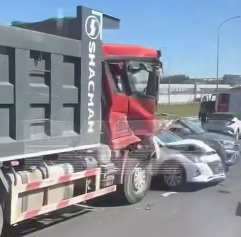 Под Нижним у самосвала Shacman отказали тормоза и он протаранил 17 авто. Фото: t.me/bazabazon