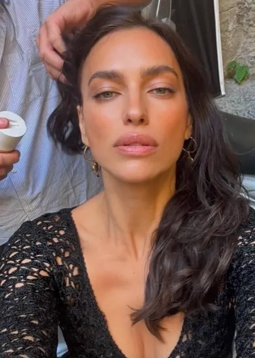 Ирина Шейк показала закулисье откровенных съемок в Неаполе для Dolce & Gabbana. Фото: соцсети