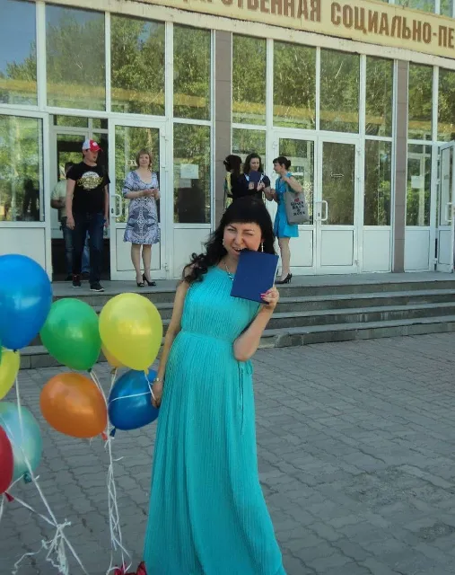 Настя на выпускном с дипломом детского психолога. ФОТО из личного архива